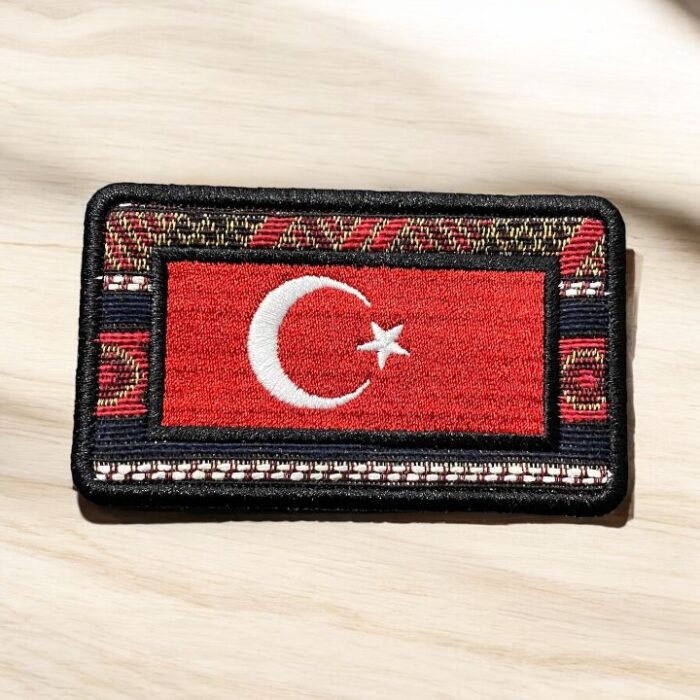 kilim motifli kirmizi kenarli turk bayragi peç patch arma