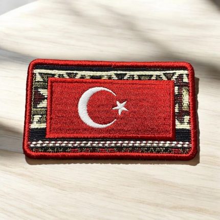 kilim motifli kirmizi kenarli turk bayragi peci