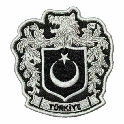 beyaz renk kurt motifli turk bayragi peci arma