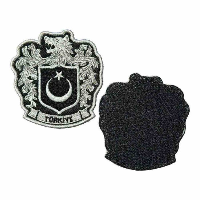 beyaz renk kurt motifli turk bayragi peci arma cirtli